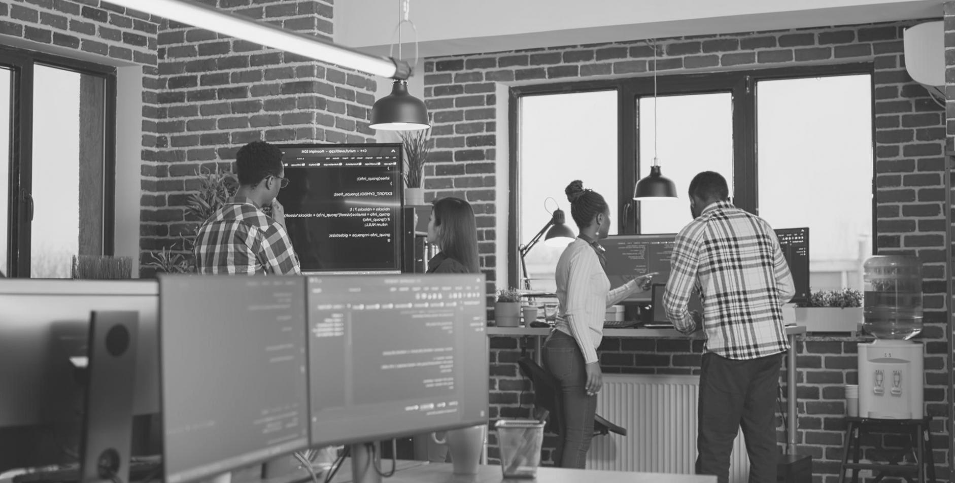 Studierende arbeiten gemeinsam an Machine-Learning-Projekten in einer modernen Lernumgebung