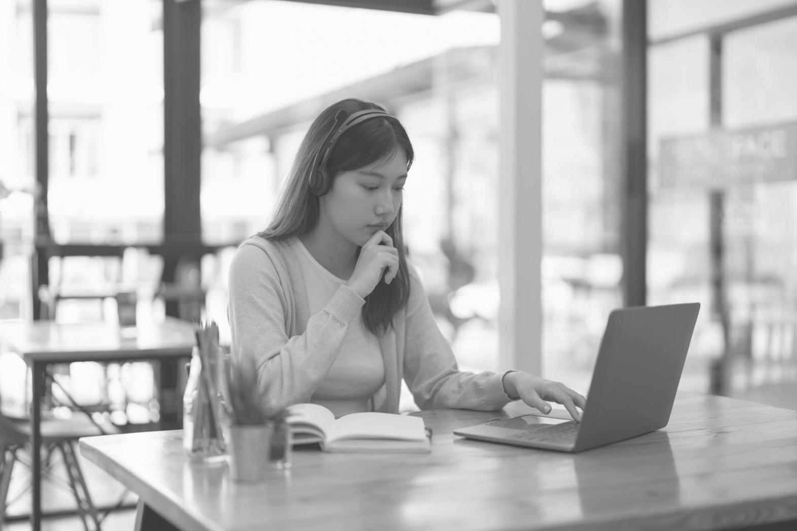 Dozentin erklärt Machine-Learning-Algorithmen während einer interaktiven Online-Session