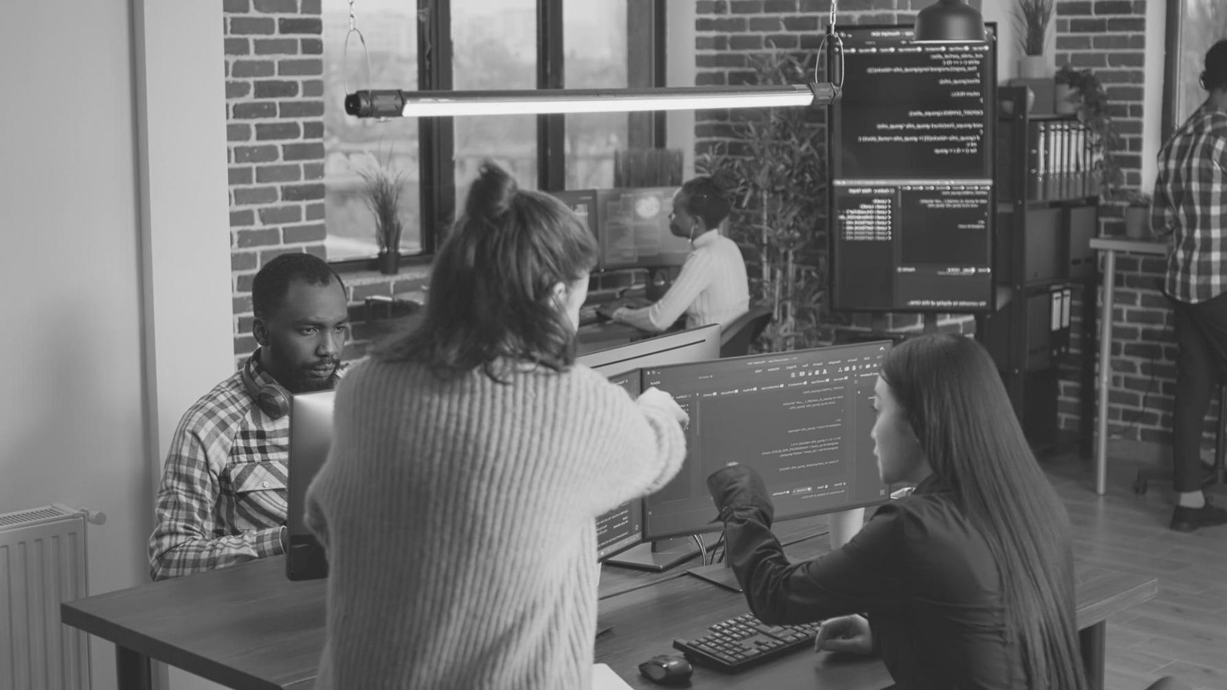 Arbeitsumgebung mit technischen Ressourcen für Online-Lehre